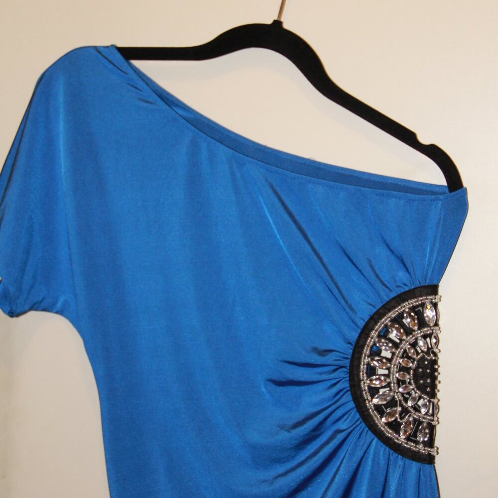 🔹Size 6 Royal blue Studied and jeweled Off shoulder Lady's dress Transparent